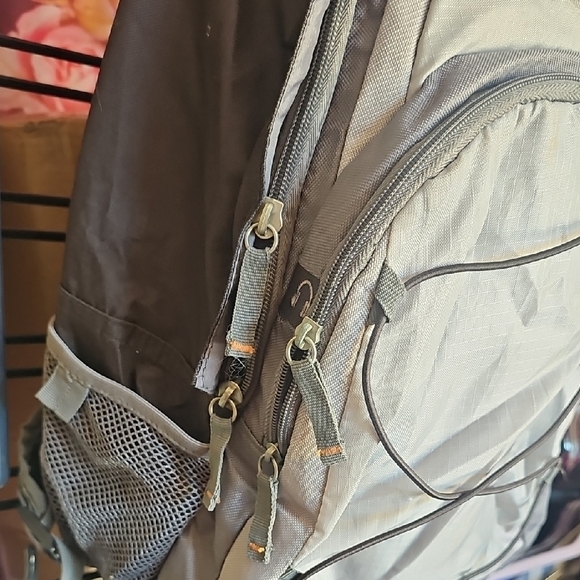 Embark Gray Women's Large Backpack Great Condition - Picture 2 of 8